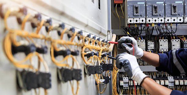 Professional Electrician technician working in Hawaiian Gardens, CA